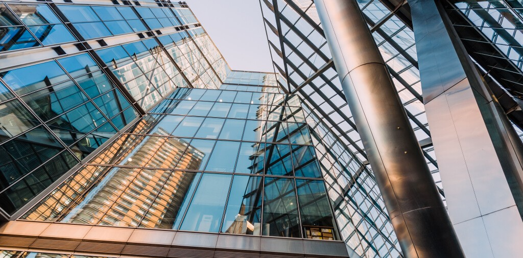 Vue en contre-plongée des reflets dans la vitre d'un gratte-ciel