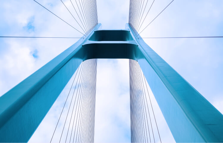 Vue abstraite en plongée du pont du Golden Gate, encadrée par un ciel nuageux