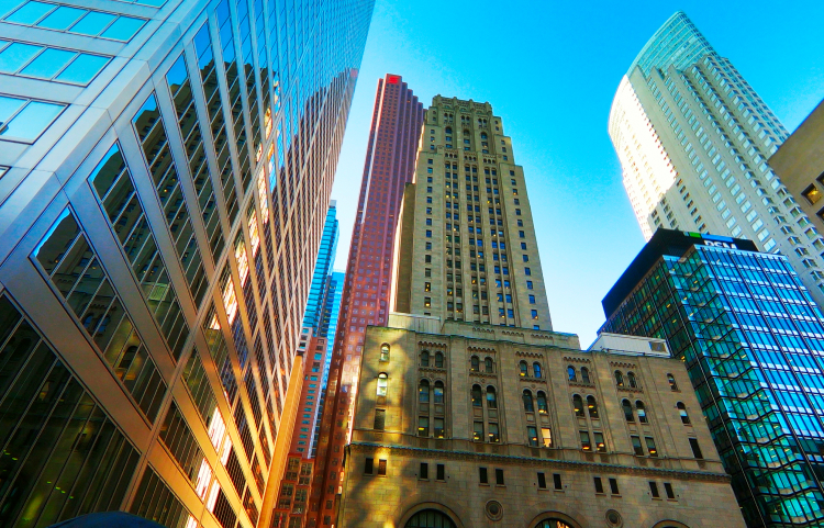 Le soleil projette un reflet saisissant sur les gratte-ciel de la ville, serrés les uns contre les autres.